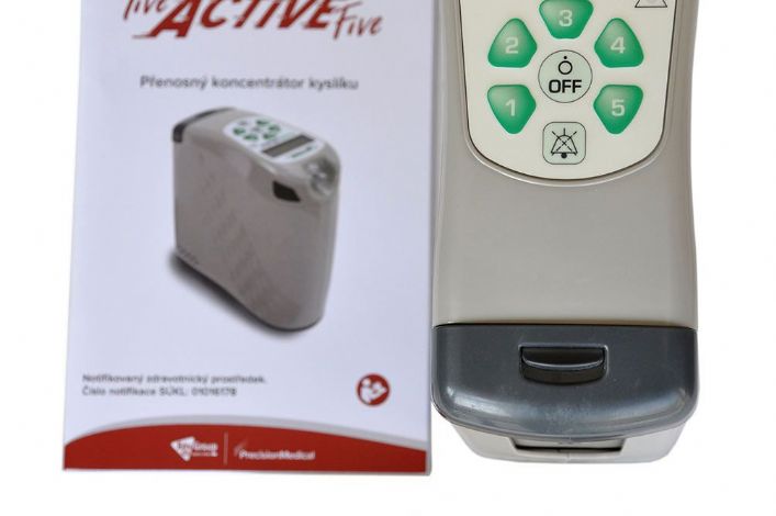 Dlouhý pobyt v přírodě nebo cestování letadlem s kyslíkovým přístrojem? S novým přenosným generátorem kyslíku O2 LIVE ACTIVE to není problém!