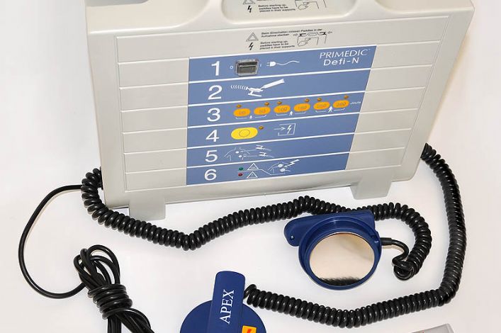 Firmy a podniky se hojně vybavují defibrilátory, nakupují tyto resuscitační přístroje dokonce častěji než zdravotnická zařízení!
